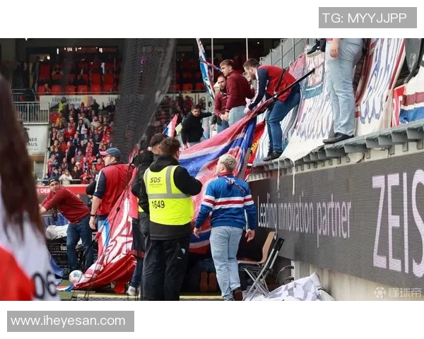足球场看台上球星瞬间定格热血时刻球迷激情四溢的视觉盛宴 足球场看台上球星瞬间定格热血时刻球迷激情四溢的视觉盛宴