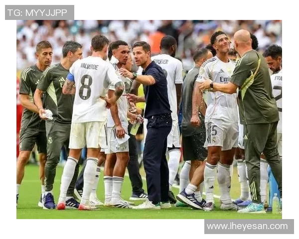 足球球星合影聚焦某位巨星 展现不一样的魅力与团队精神 足球球星合影聚焦某位巨星 展现不一样的魅力与团队精神