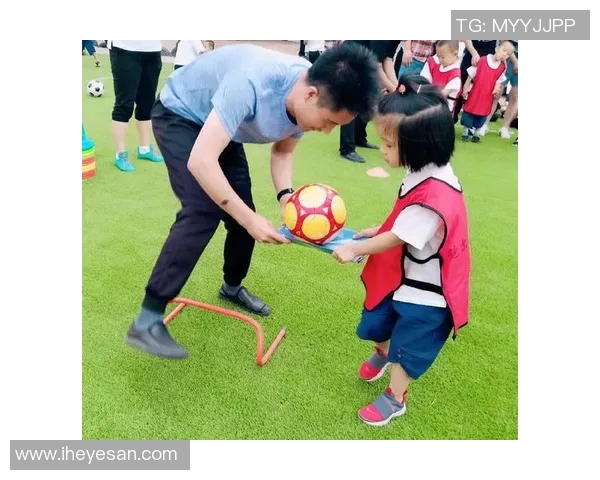 足球星手袋引领潮流展现运动与时尚完美结合的全新生活态度 足球星手袋引领潮流展现运动与时尚完美结合的全新生活态度